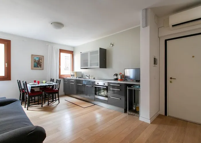 Lance With Lift, 2 Minutes Walk From The Train Station