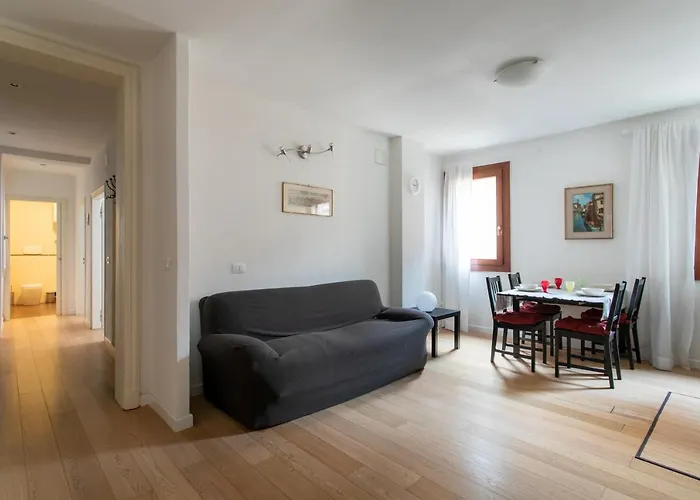 Lance With Lift, 2 Minutes Walk From The Train Station